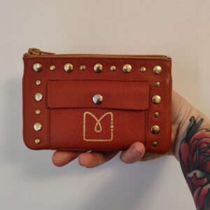 petite-maroquinerie-portefeuille-cuir-brique-rivets-dores