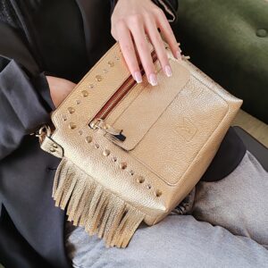sac-a-main-cuir-metallise-dore-graine-cloute-franges
