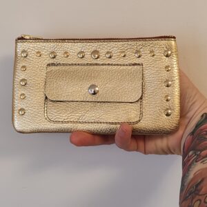 petite-maroquinerie-portefeuille-cuir-dore-rivets-dores